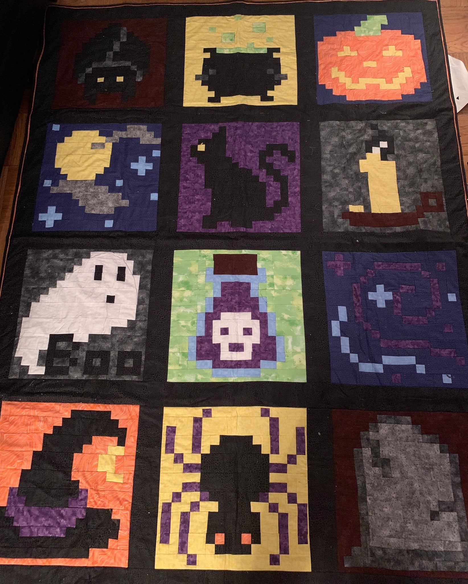 Pixelated Halloween Quilt: A 12 Block Halloween Themed Quilt Book - Quiltoni